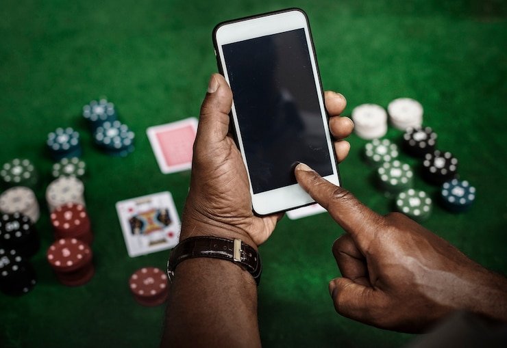 Mobile phone displaying live roulette table with HD video feed